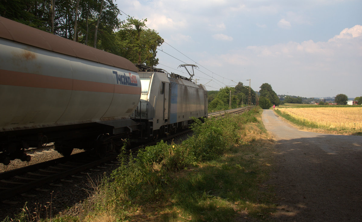Ein Blick auf einen Güterzug aus Antwerpen-Noord(B) nach Köln-Gremberg(D). 
Aufgenommen an der Montzenroute am Gemmenicher-Weg. 
Bei Sommerwetter am Nachmittag vom 24.7.2018.