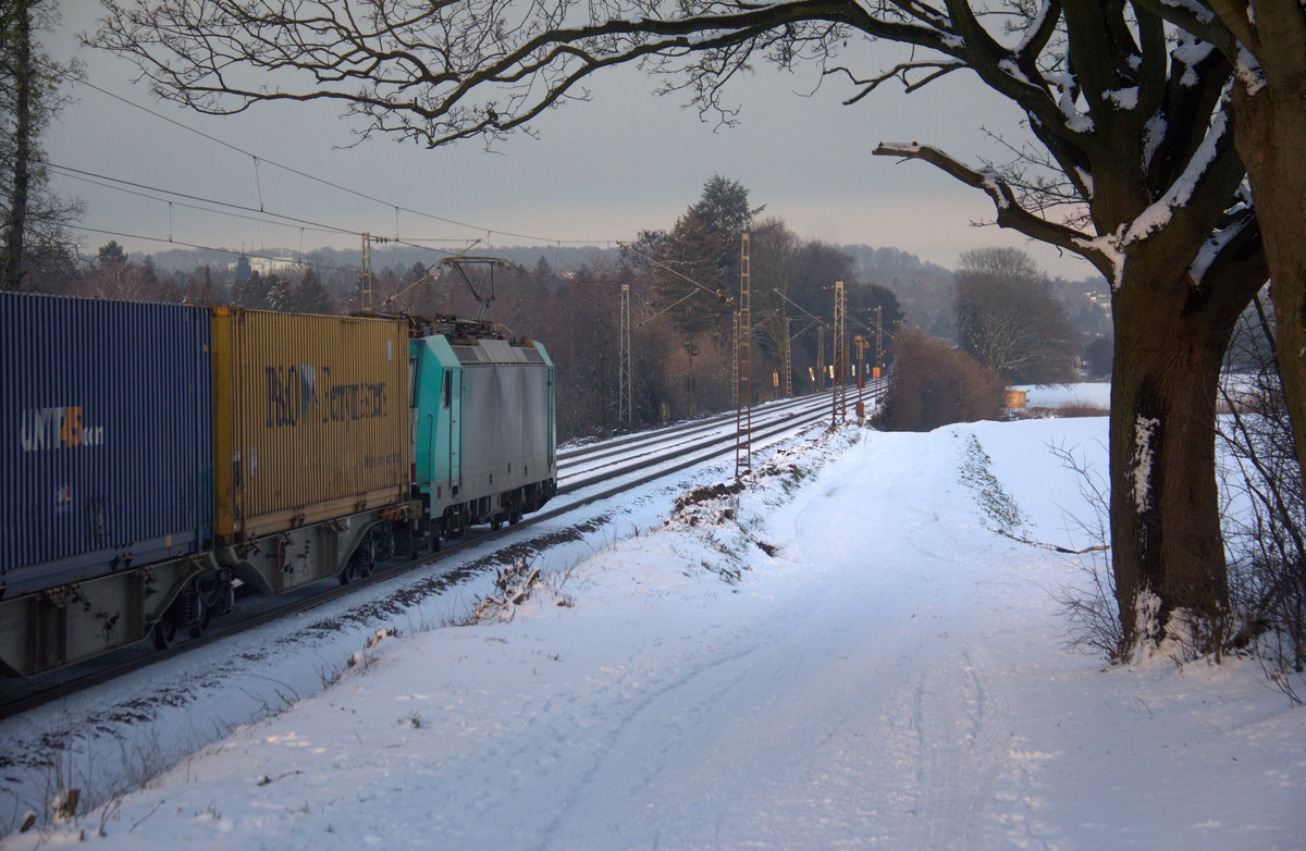 Ein Blick auf einen Güterzug aus Belgien nach Aachen-West.
Aufgenommen an der Gemmenicher-Rampe am Gemmenicher-Weg auf dem Montzenroute. 
Bei Sonne und Schnee am Kalten Nachmittag vom 31.1.2019.
