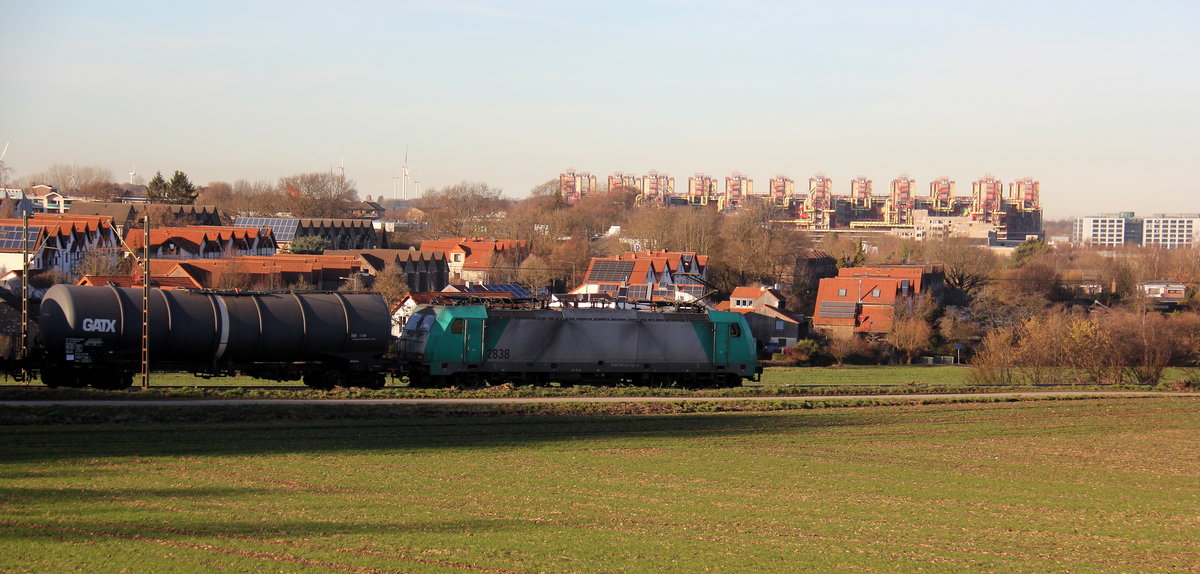 Ein Blick auf einen Güterzug aus Antwerpen-Noord(B) nach Köln-Gremberg(D). 
Aufgenommen vom Friedrichweg an der Montzenroute. 
Bei schönem Frühlingswetter am 14.2.2019.
