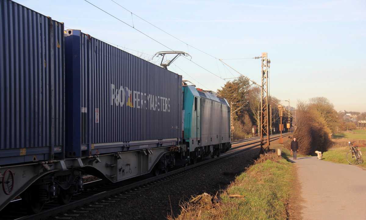Ein Blick auf einen Güterzug aus Belgien nach Aachen-West. 
Aufgenommen an der Gemmenicher-Rampe am Gemmenicher-Weg auf dem Montzenroute. 
Bei schönem Frühlingswetter am 14.2.2019.