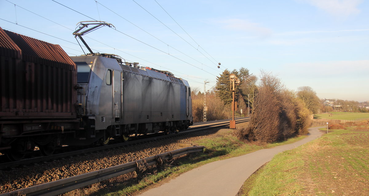 Ein Blick auf einen Güterzug aus Antwerpen-Noord(B) nach Köln-Gremberg(D). 
Aufgenommen vom Gemmenicher-Weg an der Montzenroute. 
Bei schönem Frühlingswetter am 14.2.2019. 