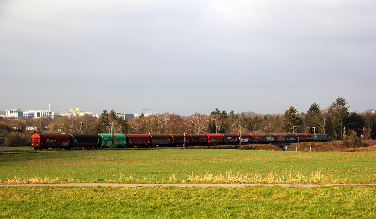 Ein Blick auf einen Güterzug aus Belgien nach Aachen-West. Aufgenommen vom Friedrichweg an der Montzenroute. 