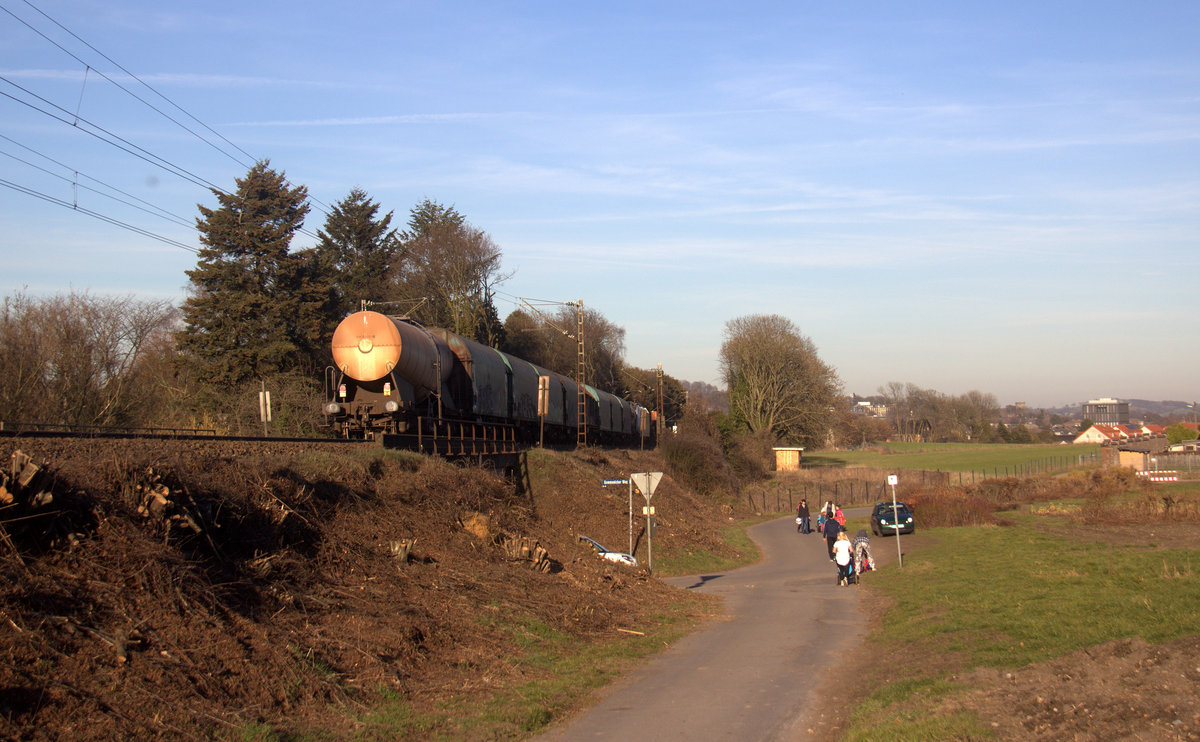 Ein Blick auf einen Güterzug aus Belgien nach Aachen-West. 
Aufgenommen an der Montzenroute am Gemmenicher-Weg. 
Bei schönem Frühlingswetter am 25.2.2019.