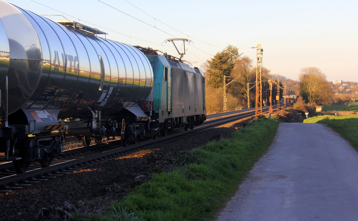 Ein Blick auf einen Güterzug aus Belgien nach Aachen-West. Aufgenommen an der Gemmenicher-Rampe am Gemmenicher-Weg auf dem Montzenroute. 
Bei schönem Frühlingswetter am 22.3.2019.