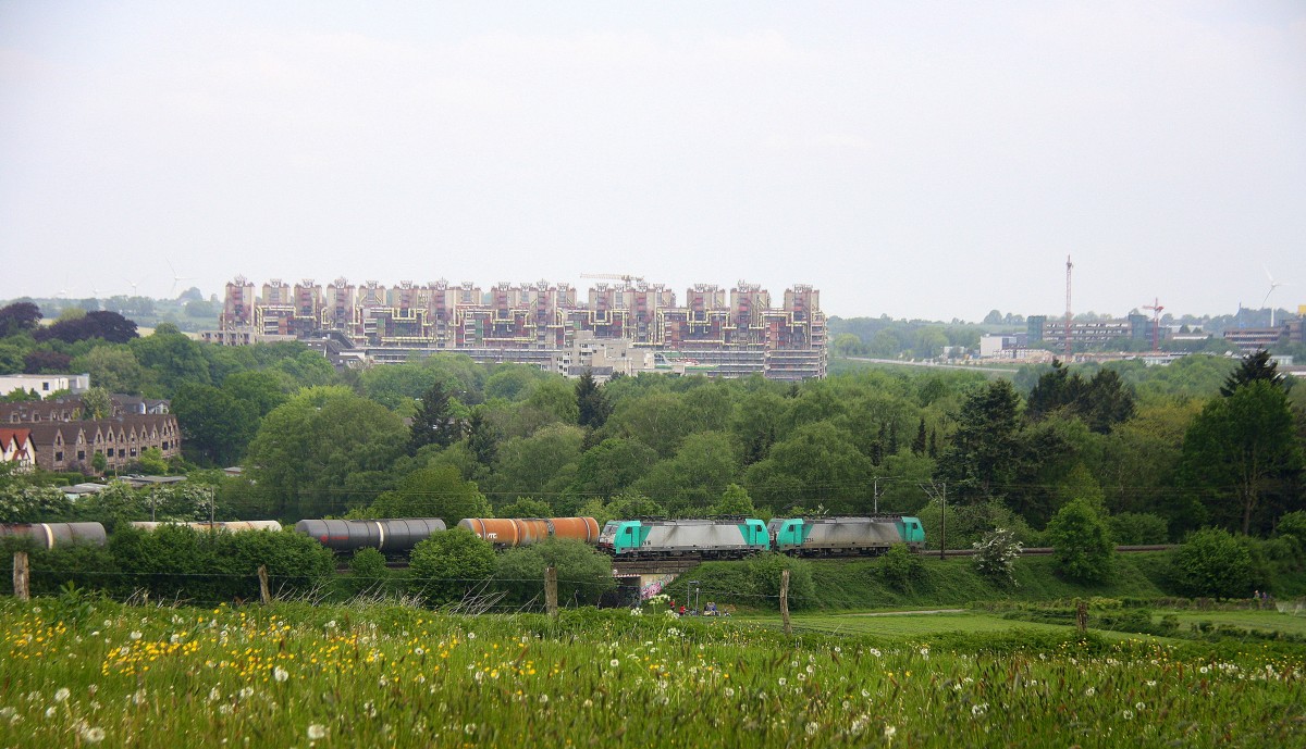 Ein Blick auf einen Ölzug aus Antwerpen-Petrol(B) nach Basel(CH).
Aufgenommen vom Friedrichweg an der Montzenroute bei Wolken am Vormittag vom 15.5.2015.