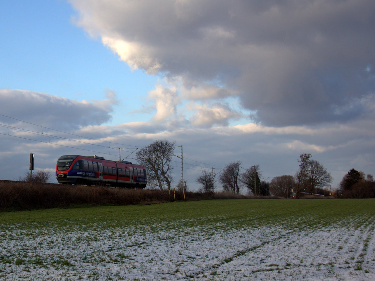 Ein Blick auf die Euregiobahn RB20 in Richtung Kohlscheid,Herzogenrath. Aufgenommen zwischen Aachen und Kohlscheid in Uersfeld,Richterich. Bei Schnee und Sonnenschein am Kalten Nachmittag vom 3.2.2019.