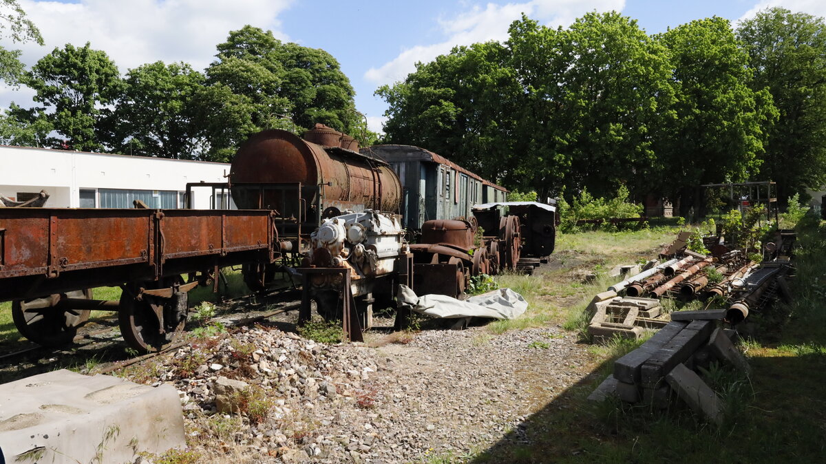 Ein Blick auf das Freigelände , welches  sich den Teilnehmern des Mini -BB Treffens in Jaroměř (deutsch Jermer, auch Jaromir)bot. Ein kleines Eisenbahnmuseum, das Museum Výtopna Jaroměř  konnten wir besuchen, auch Hradec Králové, einen interessanten  Bahnknotenpunkt. 22.05.2022 09:36 Uhr.
 