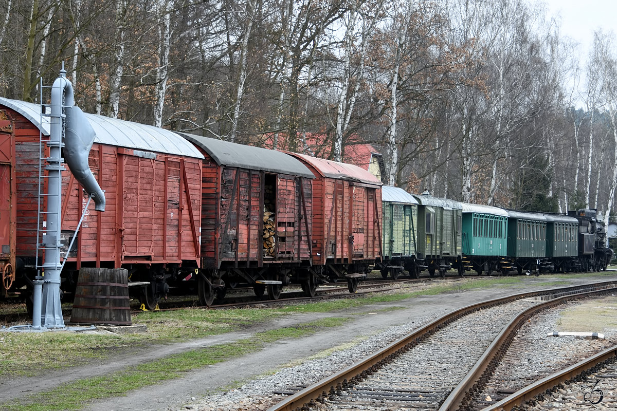 Ein Blick auf die hinteren Gleise im Eisenbahnmuseum Lužná u Rakovníka. (April 2018)