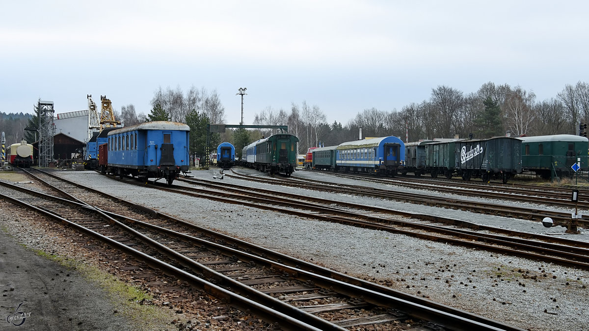 Ein Blick auf die hinteren Gleise im Eisenbahnmuseum Lužná u Rakovníka. (April 2018)