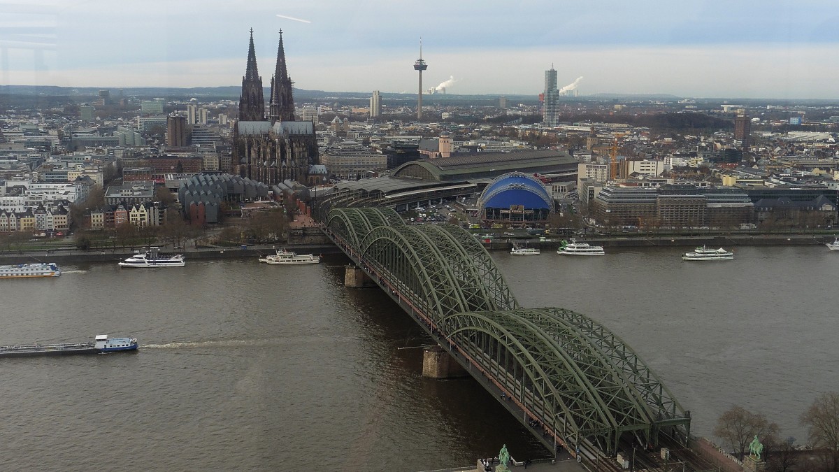 Ein Blick auf die Hohenzollernbrücke sowie HBF und Dom von einem Hohen Turm mit 
Aussichtsplattform , DEN 05.12.2015
