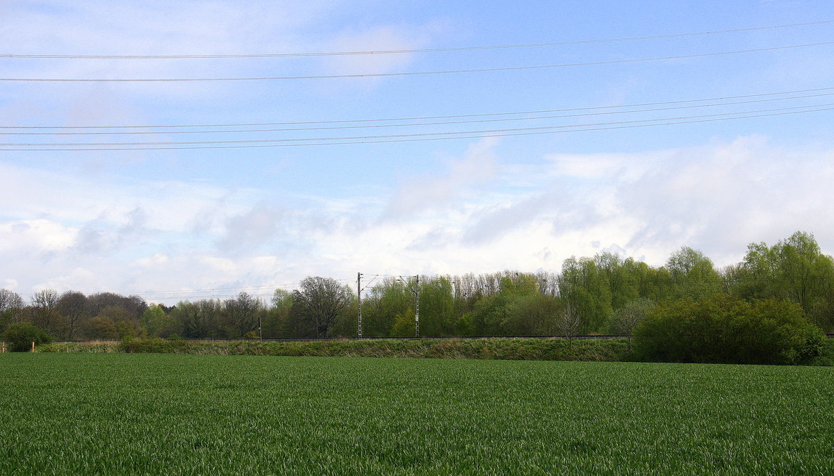 Ein Blick auf die KBS 485 zwischen Kohlscheid und Richterich.
Aufgenommen von der Banker-Feld-Straße in Richterich.
Bei Sonne und Schauerwolken am Nachmittag vom 24.4.2016.