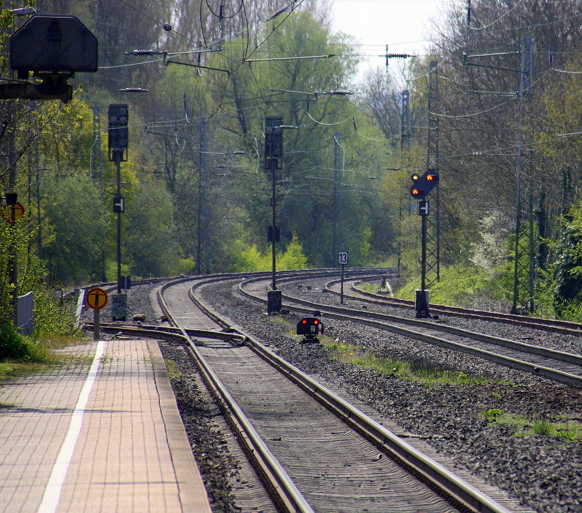 Ein Blick auf die KBS 485 in Richtung Aachen.
Aufgenommen Bahnsteig 1  in Kohlscheid.
Bei schönem Frühlingswetter am Mittag vom 1.5.2016.