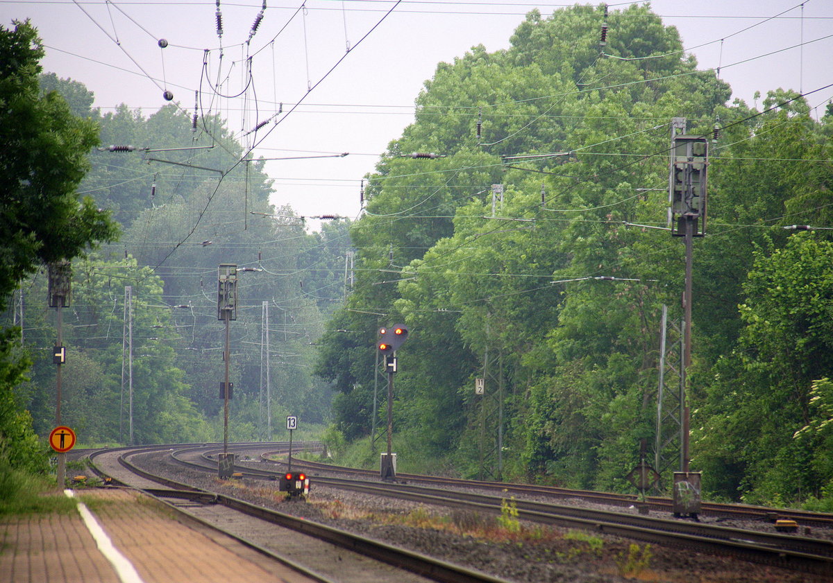 Ein Blick auf die KBS 485 in Richtung Aachen. 
Aufgenommen Bahnsteig 1 in Kohlscheid.
Bei Regenwetter am Nachmittag vom 29.5.2016.