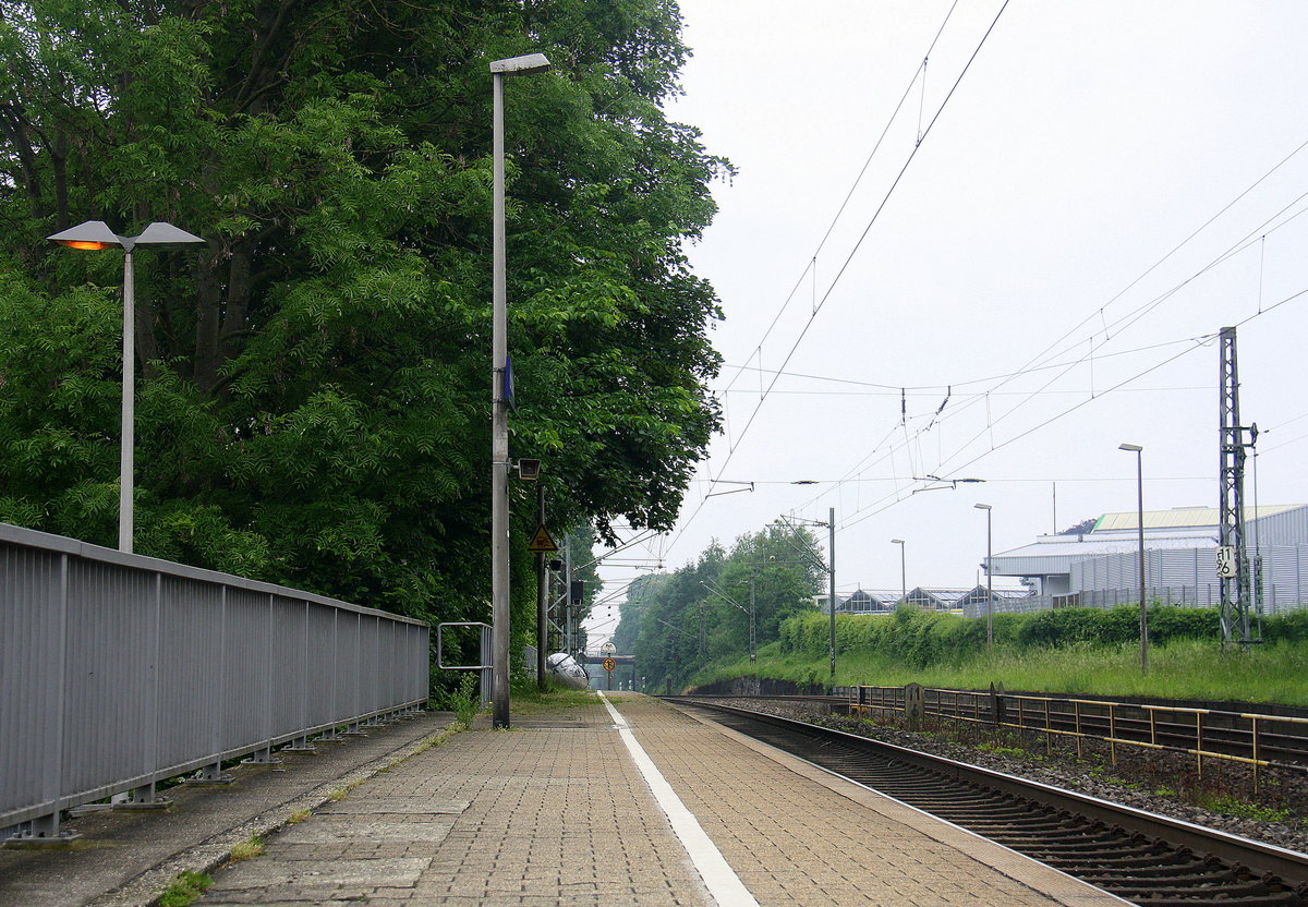 Ein Blick auf die KBS 485 in Richtung Herzogenrath. 
Aufgenommen vom Bahnsteig 2 in Kohlscheid. 
Bei Regenwetter am Nachmittag vom 29.5.2016.