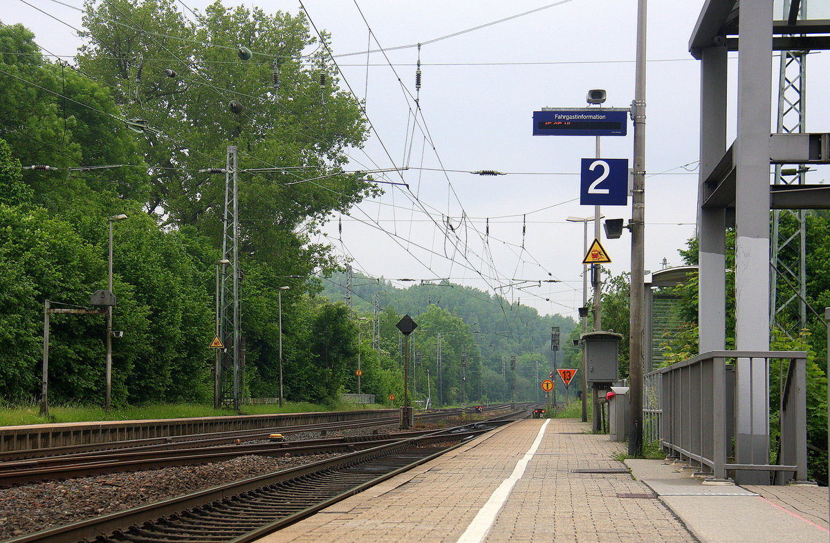 Ein Blick auf die KBS 485 in Richtung Aachen. 
Aufgenommen Bahnsteig 2 in Kohlscheid. 
Bei Regenwetter am Nachmittag vom 29.5.2016.