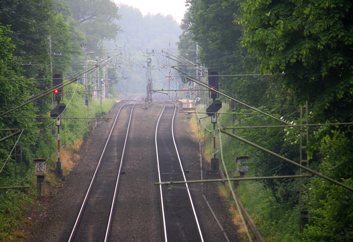 Ein Blick auf die KBS 485 in Richtung Aachen. 
Aufgenommen von der Brücke der Roermonderstraße in Kohlscheid.
Bei Regenwetter am Nachmittag vom 29.5.2016.