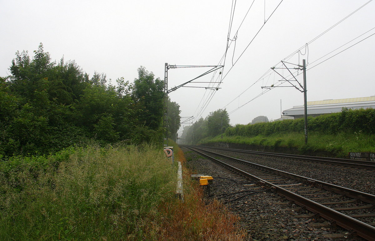 Ein Blick auf die KBS 485 in Richtung Herzogenrath. Aufgenommen vom Bahnsteig 2 in Kohlscheid. 
Bei Regenwetter am Morgen vom 8.6.2016.