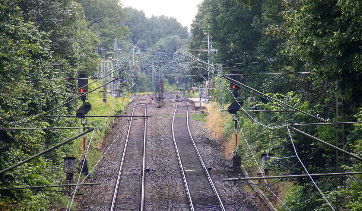 Ein Blick auf die KBS 485 in Richtung Aachen. 
Aufgenommen von der Brücke der Roermonderstraße in Kohlscheid.
Am Nachmittag vom 2.7.2016.