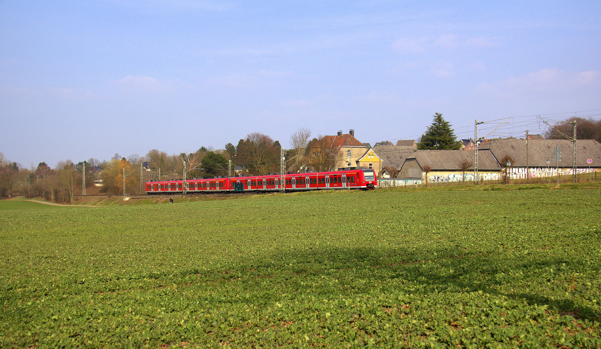 Ein Blick auf die RB33 von Aachen-Hbf nach Heinsberg(Rheinland)-Duisburg-Hbf.
Aufgenommen von einen Weg in Rimburg im Wurmtal. 
Bei Sonnenschein am Nachmittag vom 25.3.2018.