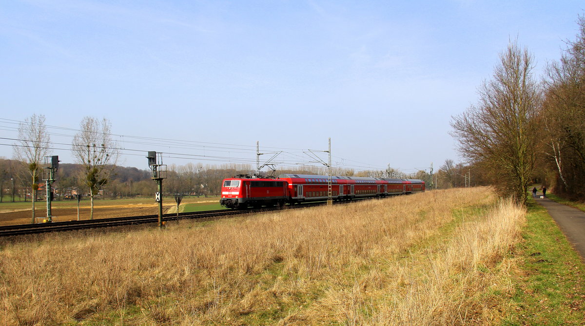 Ein Blick auf den RE4 von Dortmund-Hbf nach Aachen-Hbf.
Aufgenommen von einen Weg in Hofstadt im Wurmtal. 
Bei Sonnenschein am Nachmittag vom 25.3.2018.