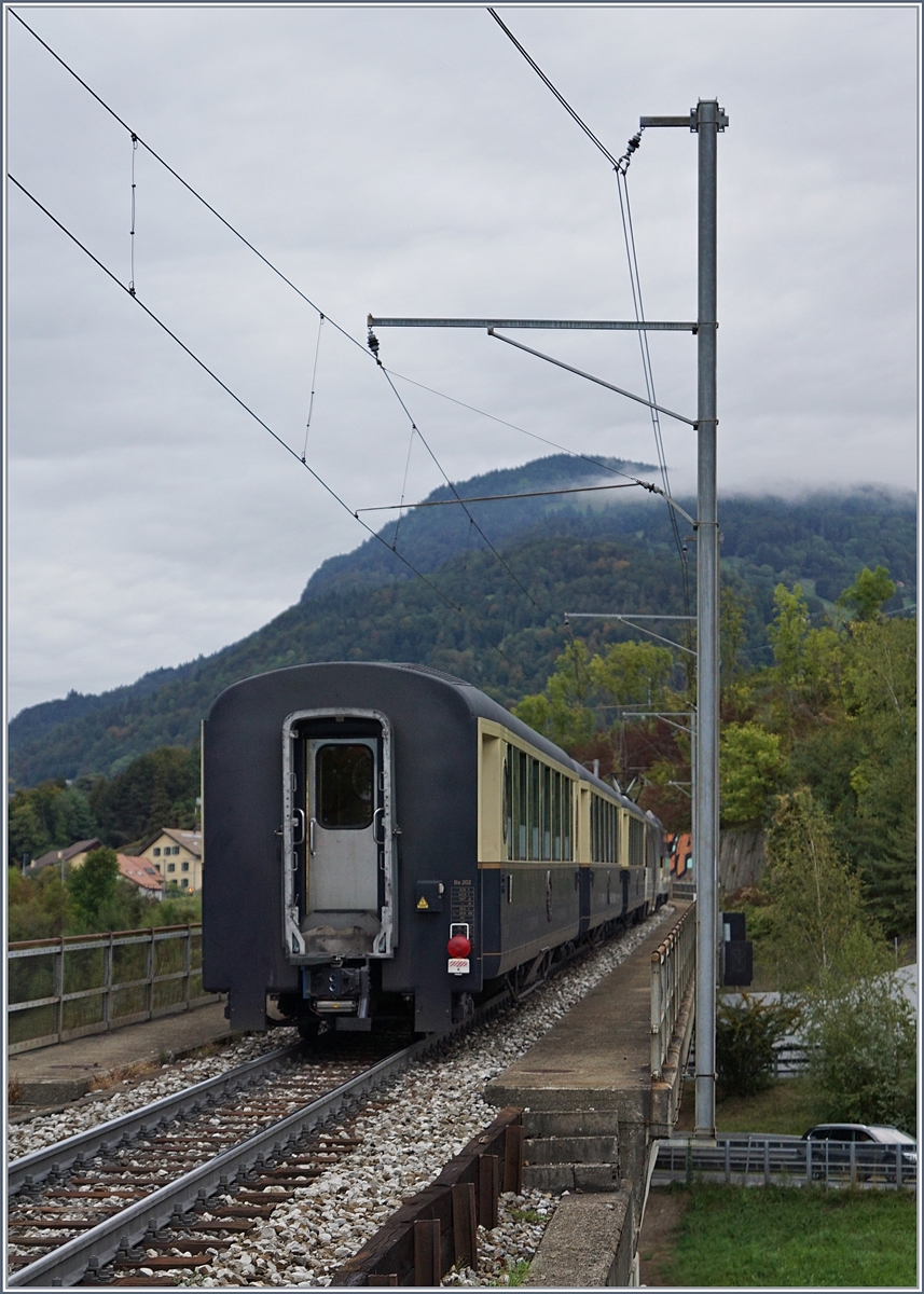 Ein Blick auf die sonst im Pendelzugverband kaum zu sehende Stirnfont eines MOB Belle Epoque Wagens mit der automaischen Kupplung auf dem Weg nach Zweisimmen bei Châtelard VD. 

4. Okt. 2019