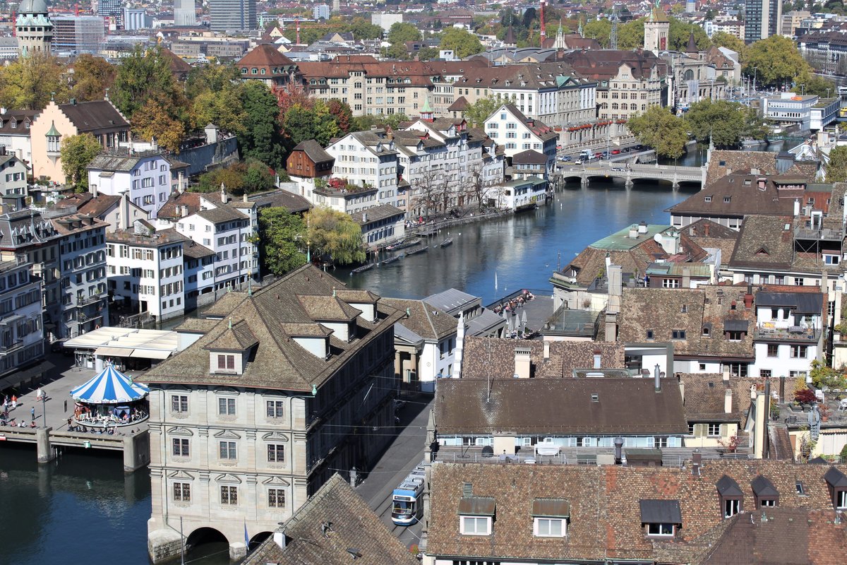 Ein Blick auf die Stadt Zürich:
Ein VBZ-Cobratram beim Rathaus. 
Rechtsoben erkennt man das Landesmuseum und den Zürich HB.

Aufgenommen am 11. Oktober 2017 auf dem Grossmünster.