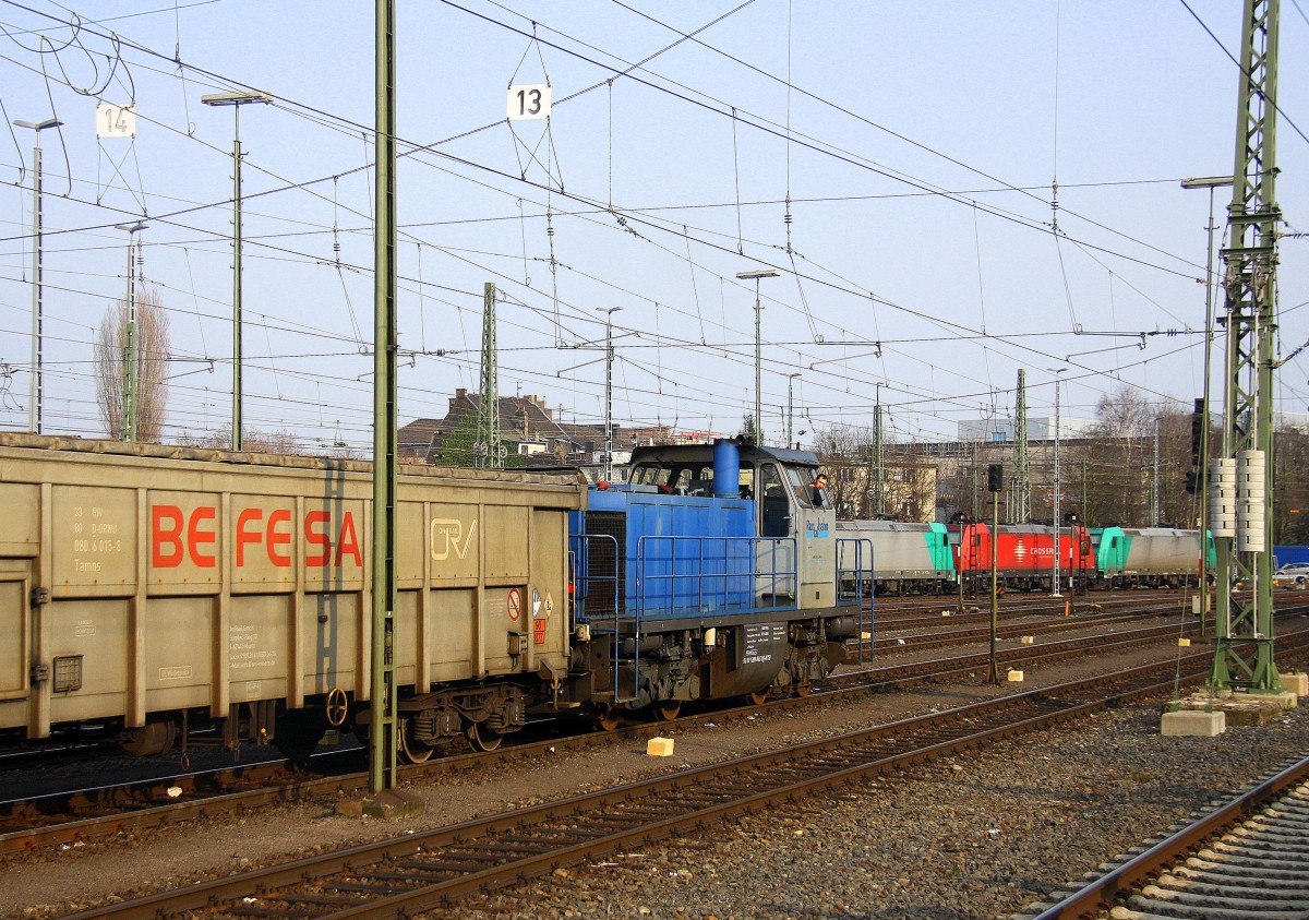 Ein Blick auf die V105  Sally  von der Rurtalbahn.
Sie fährt mit viel Gas mit einem Bleizug aus Antwerpen-Lillo(B) nach Stolberg-Hammer in Richtung Aachen-Schanz,Aachen-Hbf,Aachen-Rothe-Erde,Eilendorf,Stolberg-Hbf(Rheinland).
Aufgenommen vom Bahnsteig in Aachen-West bei schönem Frühlingswetter am Nachmittag vom 16.3.2015.