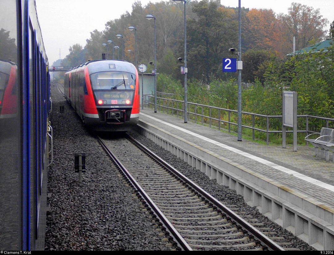 Ein Blick aus dem Fenster des RE6 zeigt 642 009 (Siemens Desiro Classic) von DB Regio Südost als RB113 von Geithain nach Leipzig Hbf, die den Hp Bad Lausick auf der Bahnstrecke Leipzig–Geithain (KBS 525) verlässt. [9.1.2016]