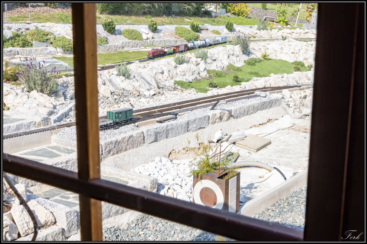 Ein Blick aus dem  Gartenhaus 
In wirklichkeit die Fahrdienstleitung der GGB . 
27.09.2021