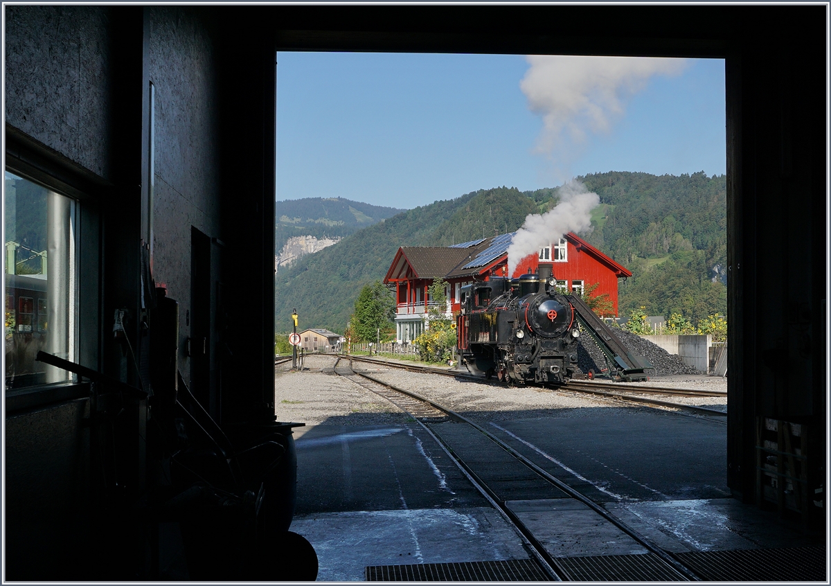 Ein Blick aus dem Lokschuppen in Bezau auf die Bregenzer Wald Bahn Uh 102 (ex ÖBB 498.08), die hier bekohlt wird

10. Sept. 2016