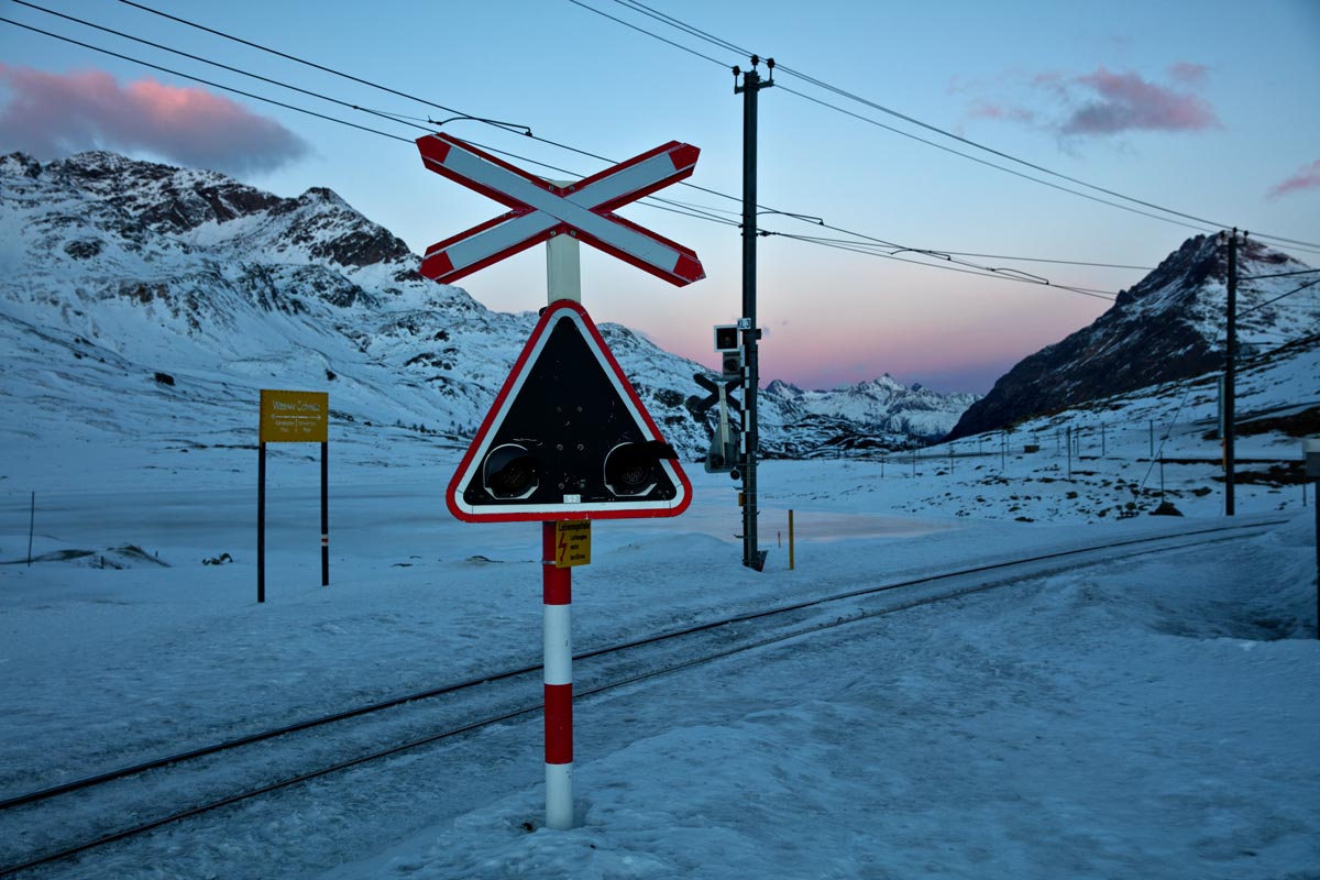 Ein Blick bei Tagesanbruch auf den Bahnübergang der an der Wasserscheide zum adriatischen und dem schwarzen Meer steht.Bild vom 28.12.2016