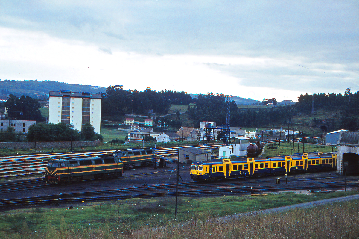 Ein Blick in deas kleine Bahbetriebswerk von La Coruna im Jahr 1983. Zu sehen sind zwei Dieselloks der Reihe 333 und ein damals fabrikneuer Dieseltriebzug der Reihe 593. Die Strecke links führt zum Hafen und nach Monforte de Lemos, die Strecke nach Santiago de Compostella befindet sich hinter mir. Oktober 1983.
Canon AE1, Canoscan, GIMP.