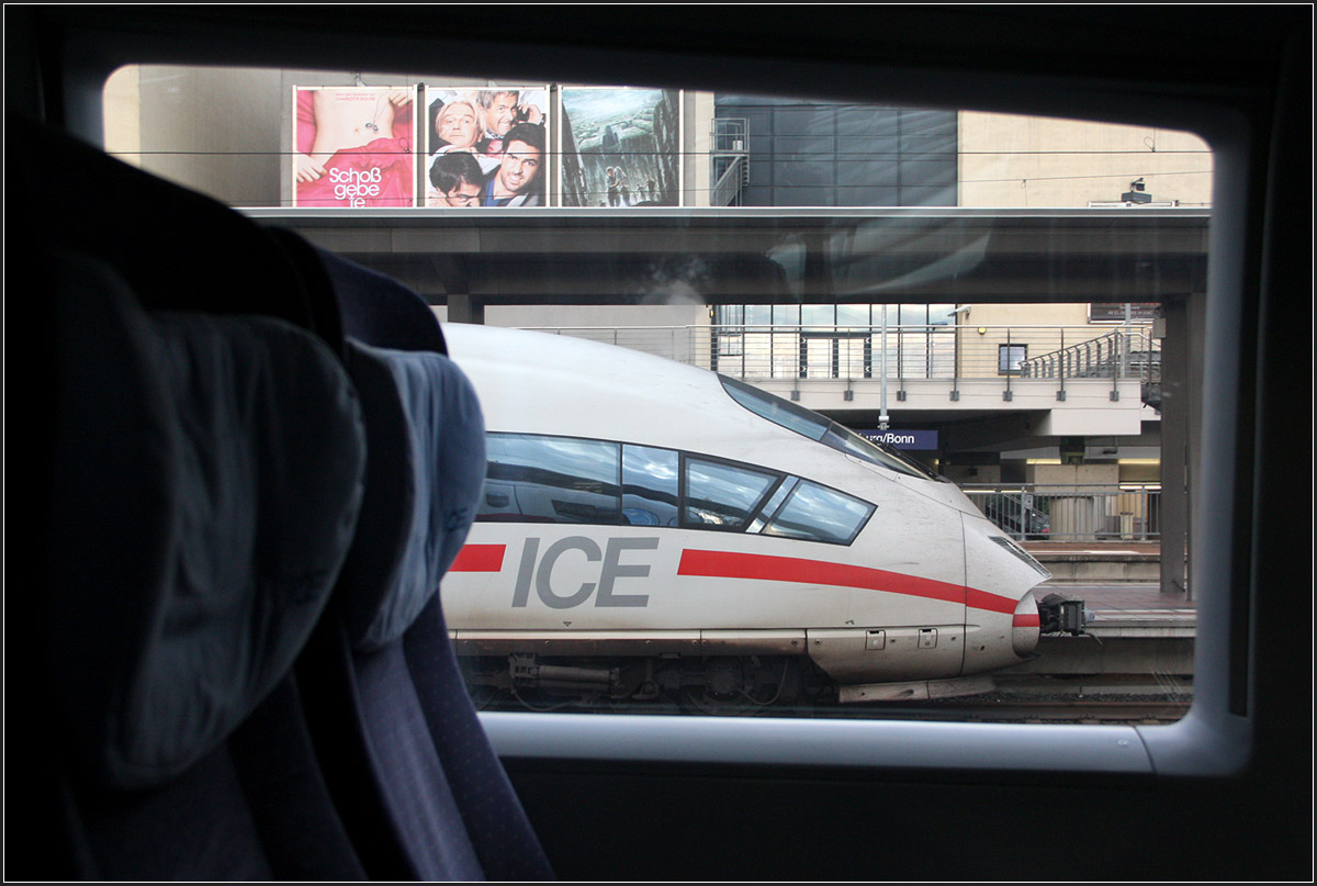 Ein Blick hinüber -

ICE-Begegnung im Bahnhof Siegburg.

11.10.2014 (M)