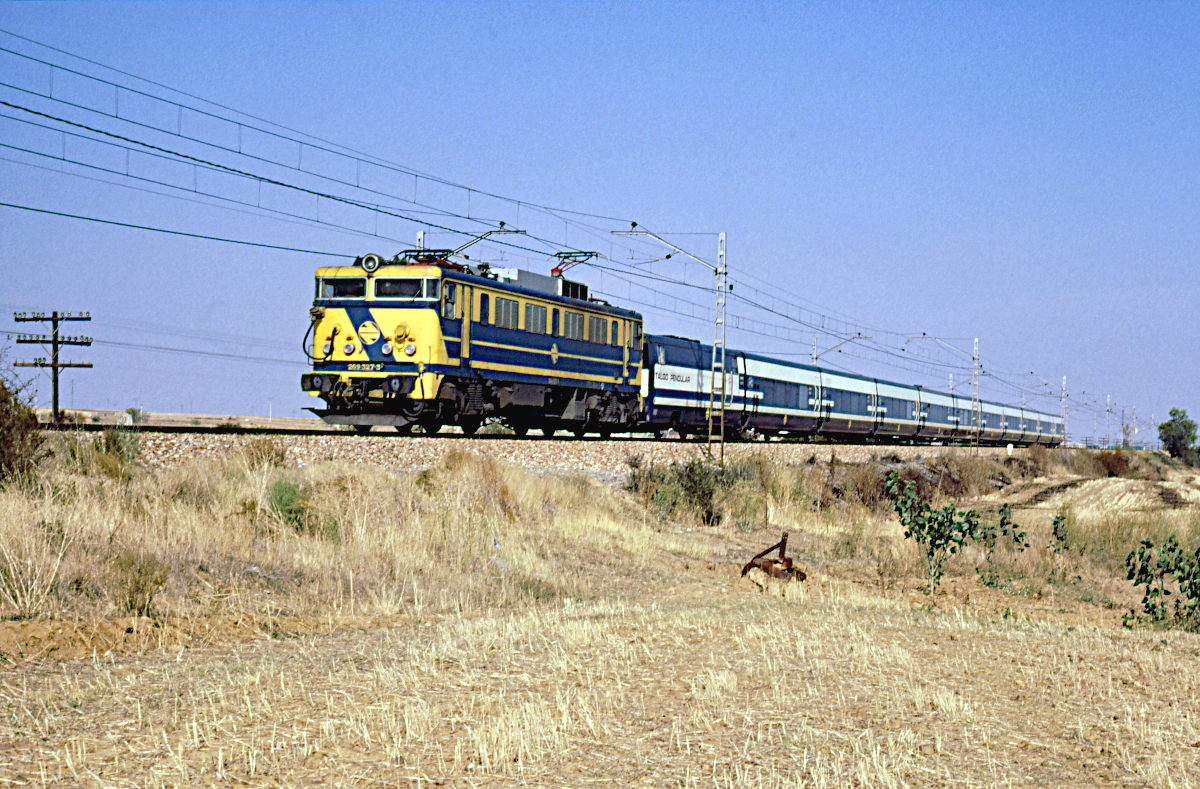 Ein Blick nach Spanien im Jahr 1989: Die 269 327 der RENFE führt den Talgo Gijon - Madrid.
Mein Standpunkt war nahe Sahagun an der Eisenbahn Leon - Valladolid, Datum ist der 13. Oktober 1989
