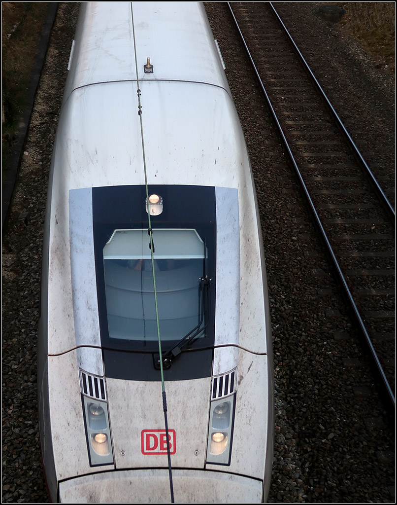 Ein Blick von oben -

... auf den Führerstand eines ICE 4-Zuges. Erfreulicherweise (für den Fotografen) waren die umgeleiteten ICEs über die Remsbahn bei uns meist recht langsam unterwegs durch vorausfahrende S-Bahnen und so wurden auch solche Aufnahmen möglich. Bei Kernen-Rommelshausen.

24.03.2019 (M)