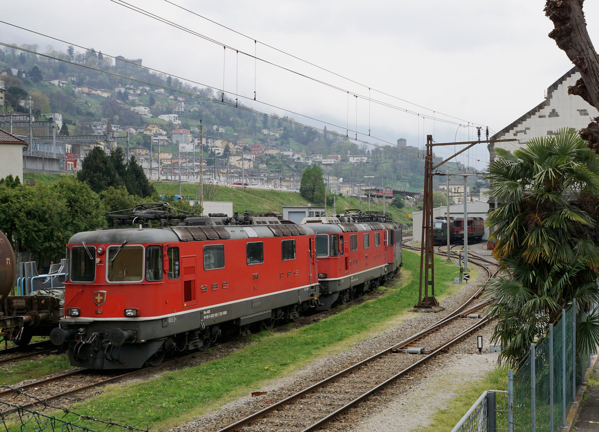 Ein Blick von der öffentlichen Strasse auf das leider für Bahnfotografen nicht zugängliche Areal vom SBB Industriewerk Bellinzona. Fotogen abgestellt waren am 11. April 2019 zwei Re 420 der ersten Generation. 
Foto: Walter Ruetsch