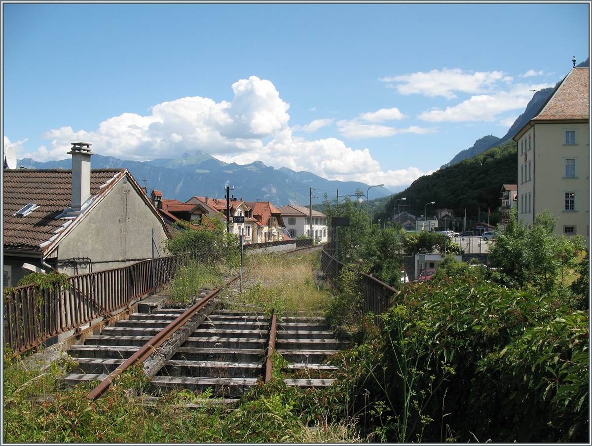 Ein Blick in die Schweiz vom zur Zeit stillgelegten Trasse der Strecke Evian - St-Gingolph wenige Meter von der Grenze entfernt, im Hintergrund sind Fahrleitungsmasten zu sehen, welche bereits zum  Bahnhof  von St-Gingolph (Suisse) gehören.


Die zur Zeit stillgelegte Strecke soll bis 2027 wieder in Betrieb genommen werden. 

18. Juli 2008