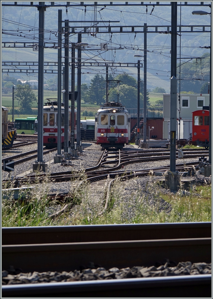 Ein Blick über die Normalspurgleise: Im TPC Depot rangiert der AOMC BDeh 4/4 513. 
27. Mai 2015