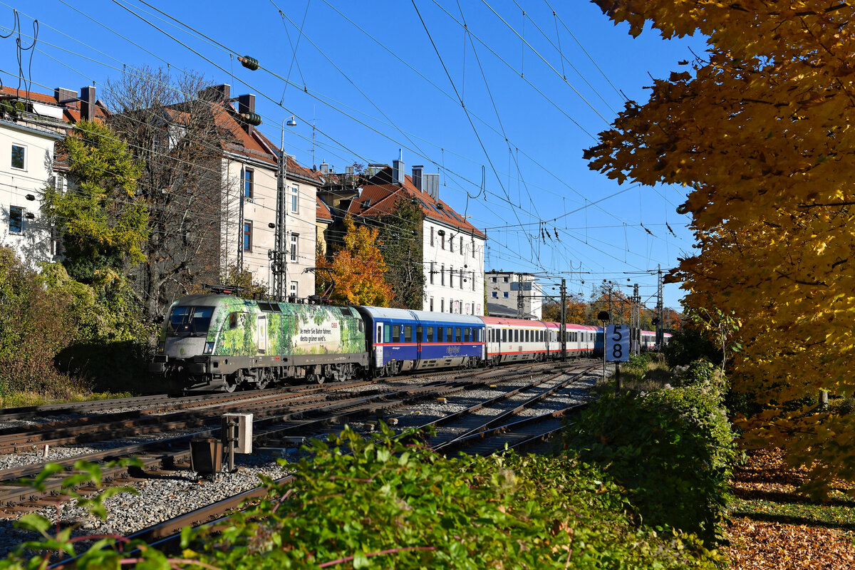 Ein Blick über den Zaun bei der Einfahrt in den Bahnhof München Süd lohnte sich am 24. Oktober 2021. An diesem wunderschönen Herbsttag, an dem das Laub seine schönste Färbung zeigte, konnte ich dort die 1016.023 vor dem EC 112 auf der Fahrt nach Frankfurt HBF fotografieren. Die sogenannte Green Points Werbelok weist auf die Umweltfreundlichkeit von Bahnfahrten hin. Wenige Tage später verabschiedete sich dieser Taurus für längere Zeit aus dem Plandienst und wurde stattdessen vor einem Testzug, bestehend aus Wagen der kommenden Railjet- und Nightjet-Generation, eingesetzt. 