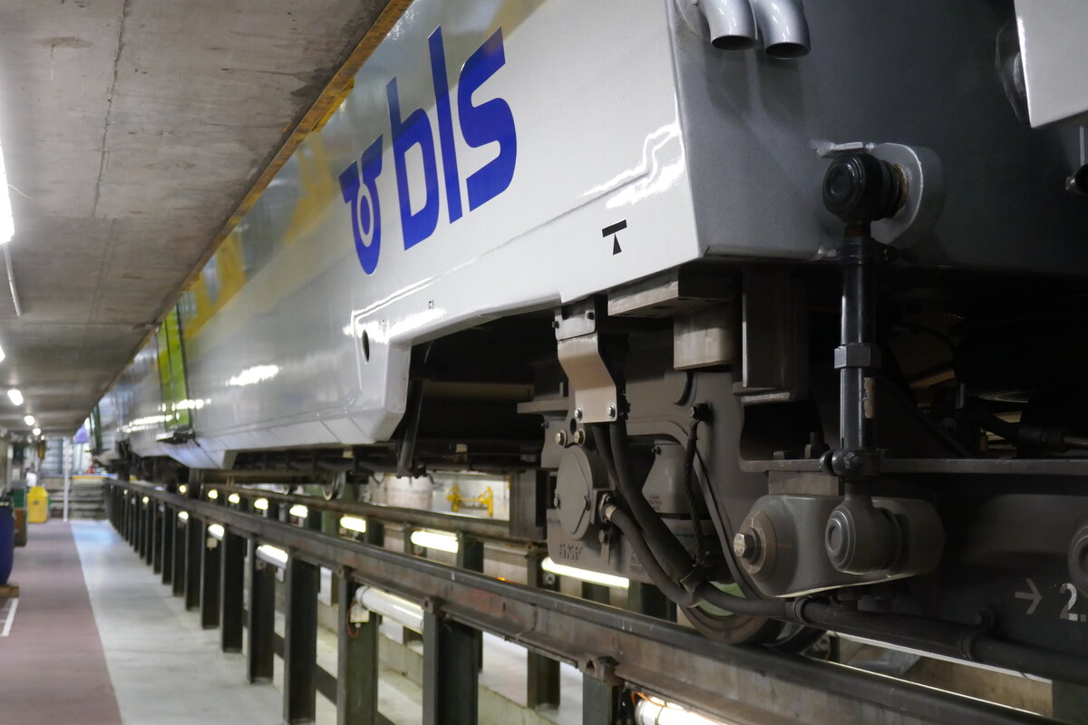 Ein Blick unter den revidierten RABe 535 104  Naters  am 17.5.25 in Oberburg.