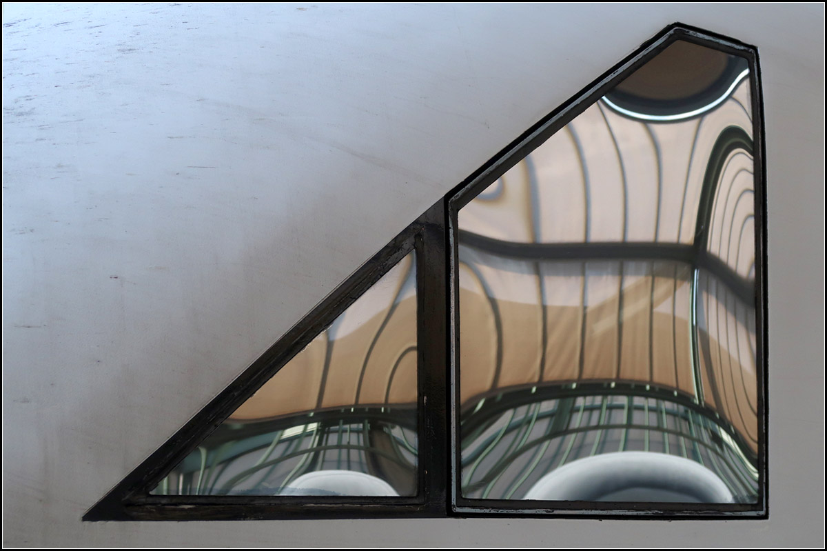 Ein Blick unters Bahnsteigdach -

Impression vom Stuttgarter Hauptbahnhof.

25.08.2017 (M)