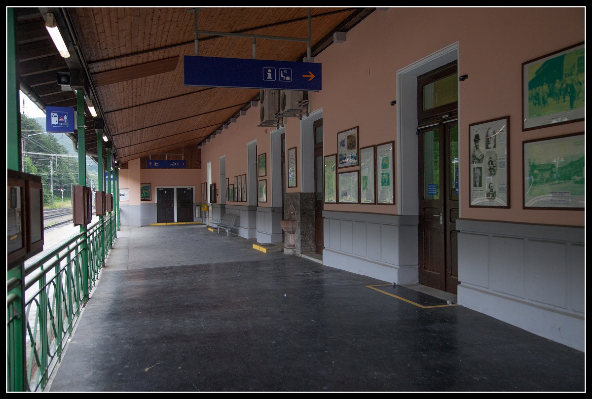 Ein Blick in die Veranda des Bahnhofes Payerbach - Reichenau lässt die ursprüngliche Bedeutung des Bahnhofes erahnen. Bild vom 26.06.2018.
