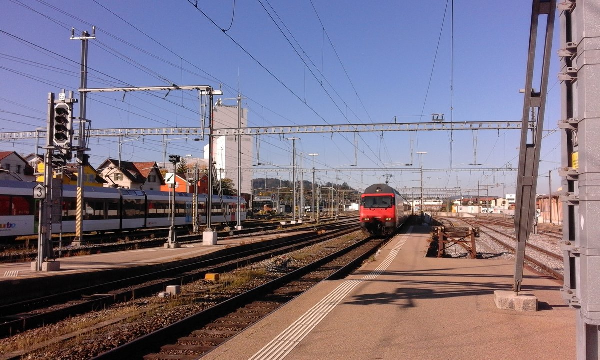 Ein Blick in das westliche Gleisvorfeld des Bahnhofs Wil SG, Also in Richtung Winterthur. Pünktlich um 10:53 kommt der Interregio nach St. Gallen mit einer 460er als Zuglok eingefahren.

Wil SG, 14.10.2018
