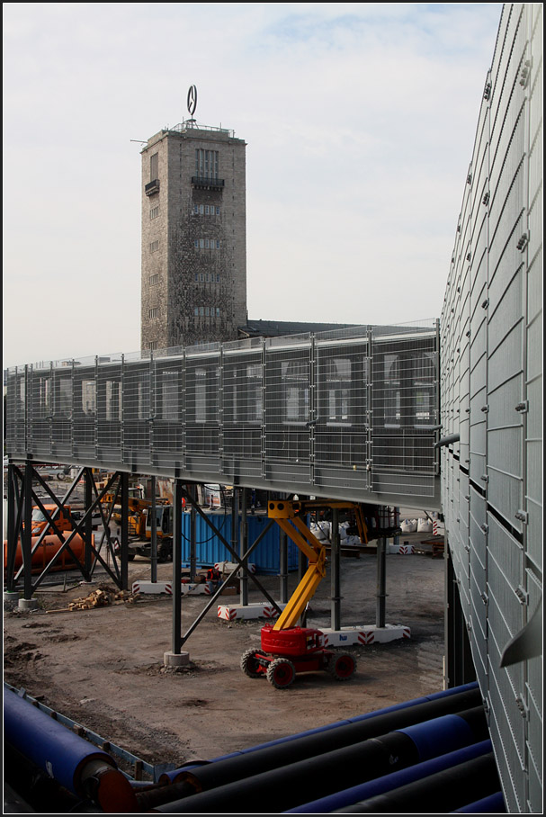 Ein Blick zum Bahnhofsturm -

Auf dem langen Weg zu den Gleisen bietet sich dieser Blick zum Turm.

Stuttgart Hbf, 18.09.2014 (M)