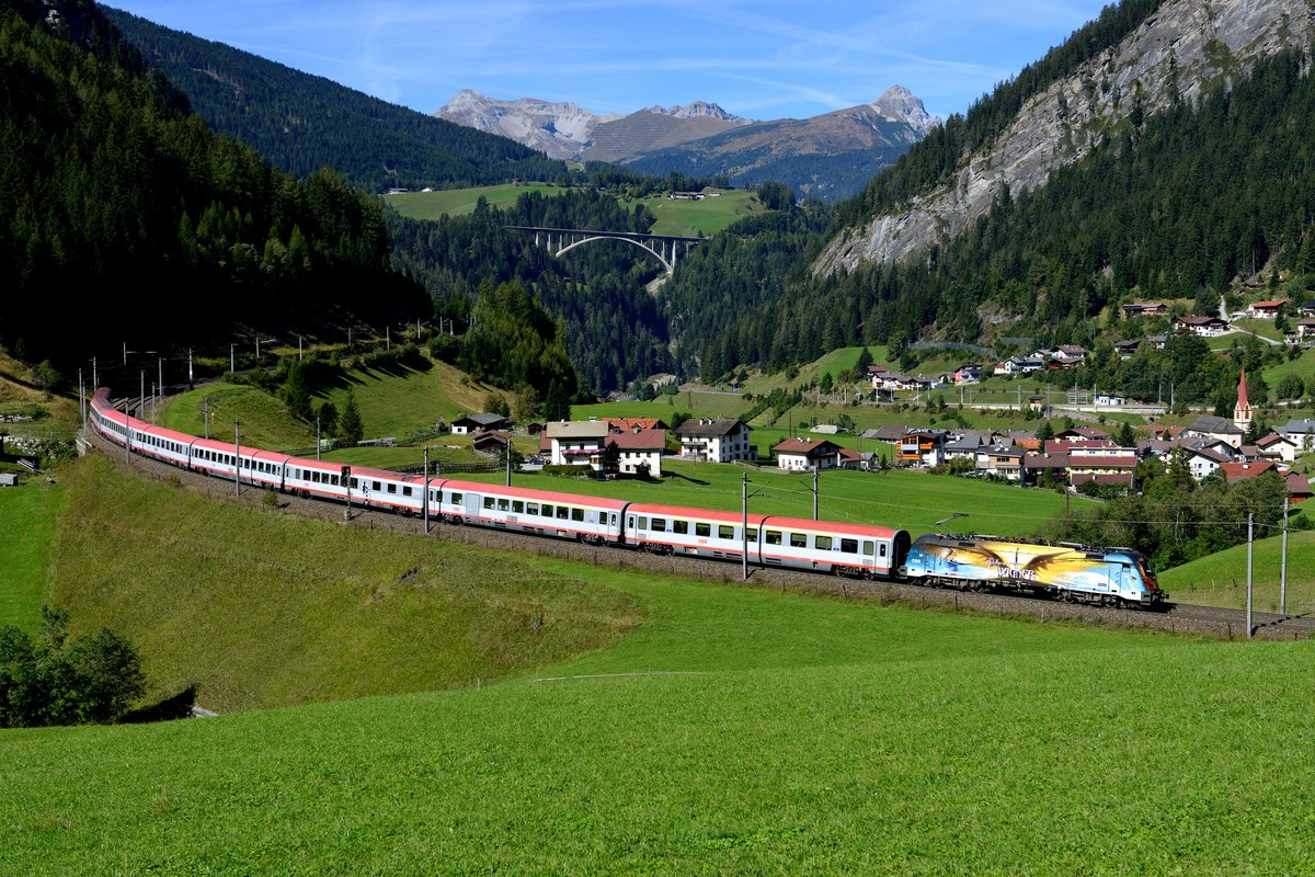 Ein Blickfang vor den Brenner-ECs war die ÖBB 1216.019, welche an die 200. Geburtstage der Komponisten Verdi und Wagner erinnerte. Bei Sankt Jodok im Wipptal zeigte sie sich am 24. September 2013 von EC 88 von Vernona nach München HBF.