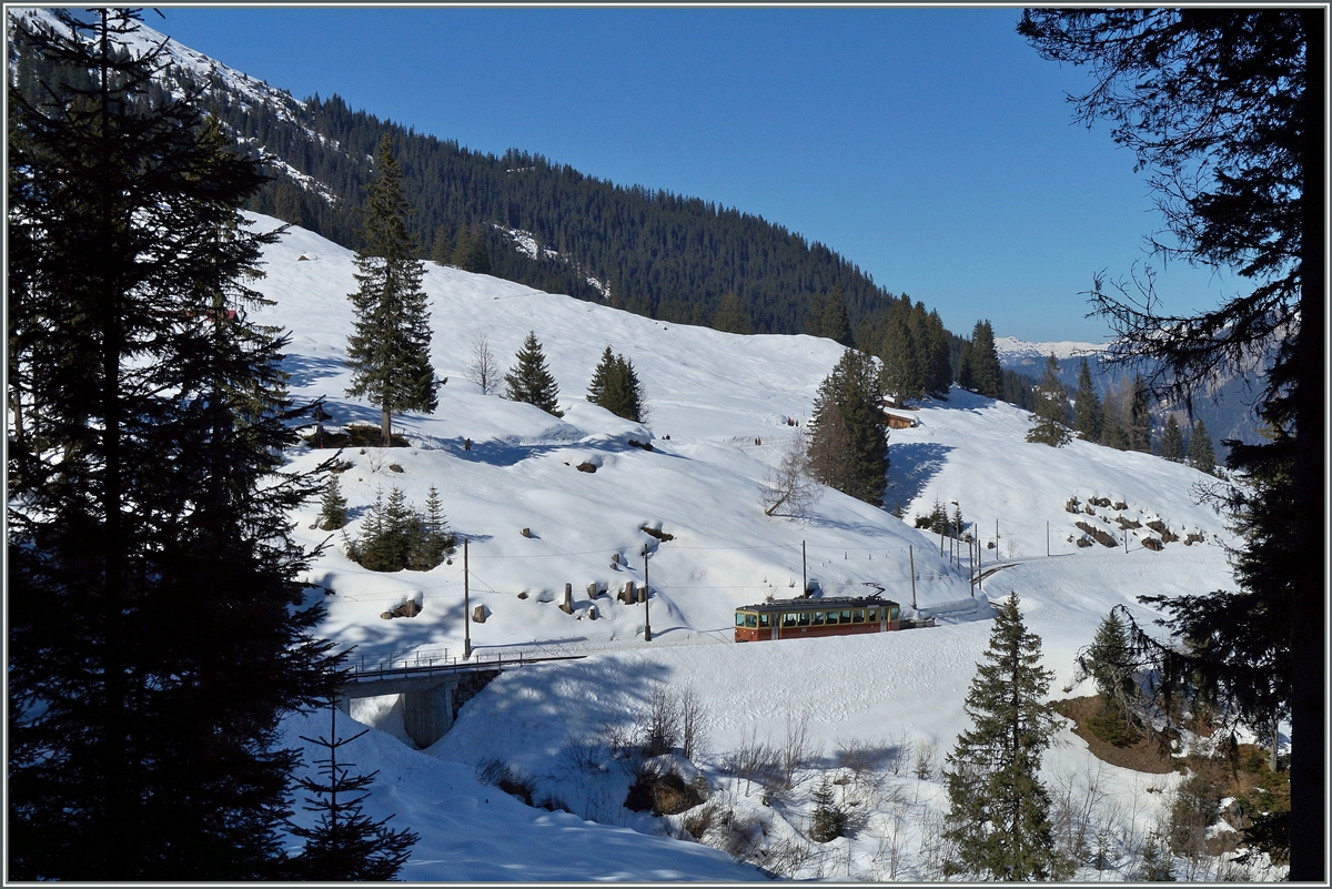 Ein BLM Regionalzug von Grütschalp kommend und nach Mürren unterwegs erreicht in Kürze Winteregg.
9. März 2014