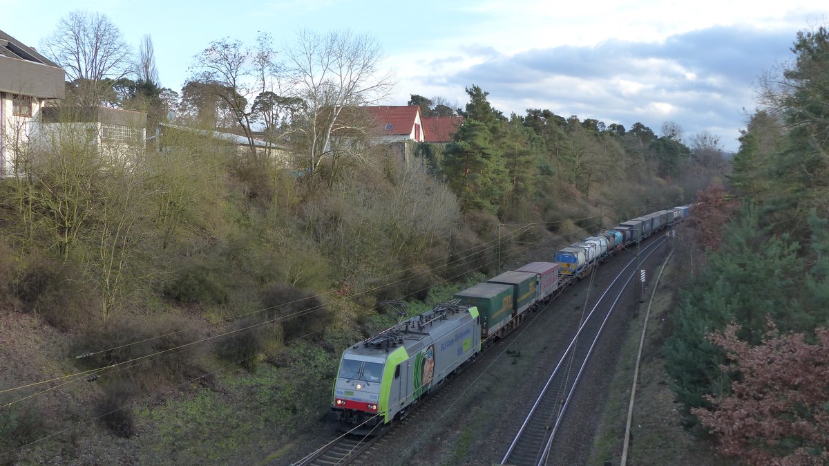 Ein BLS 186 mit einem Güterzug gen Norden kurz vor Darmstadt Süd. Aufgenommen am 12.2.2016 15:54