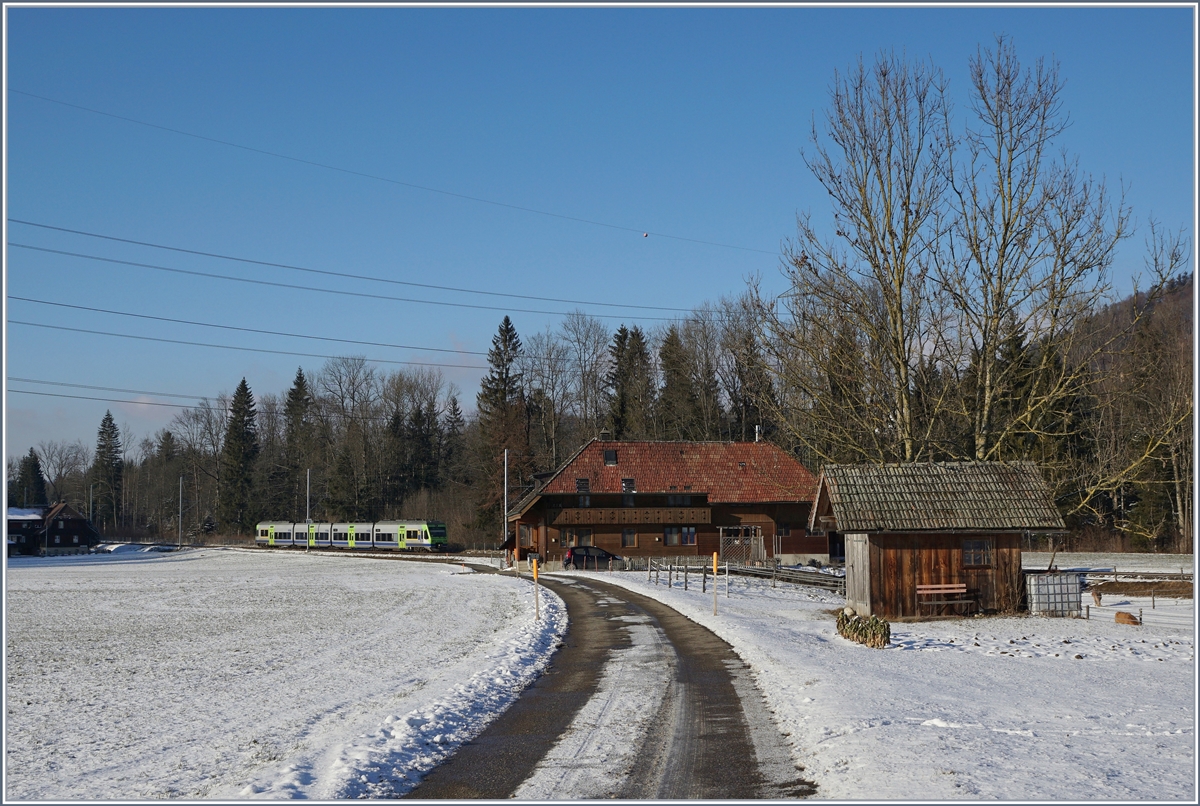 Ein BLS Nina RABe 525 ist kurz vor Lützelflüh-Goldbach auf der Fahrt durchs verschneite Emmental.

6. Januar 2017