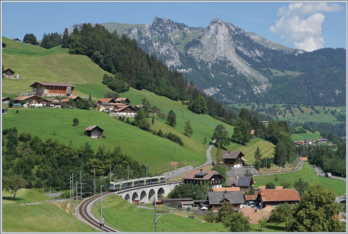 Ein BLS RABe 535  Lötschberger  ist als Regionalzug 6819 von Bern nach Zweisimmen bei Garstatt unterwegs. 

11. August 2020