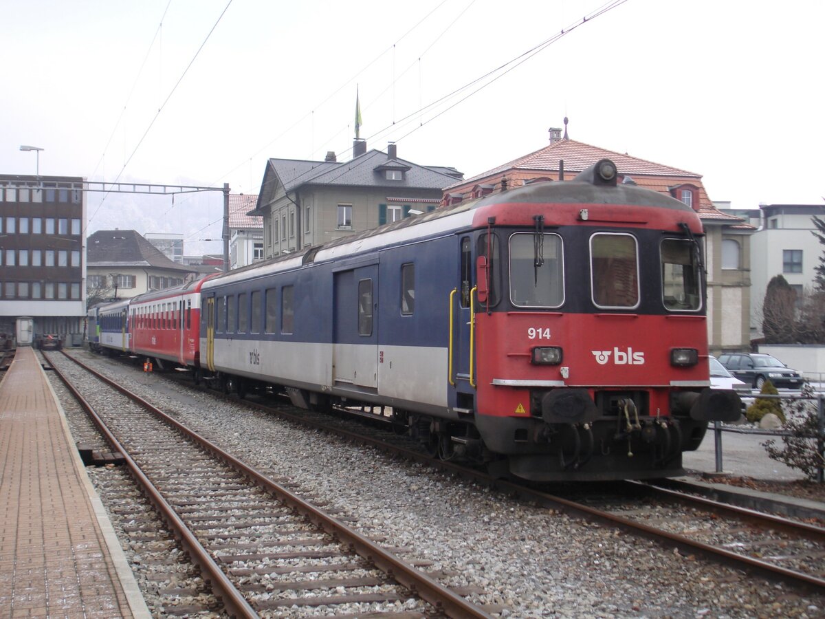 Ein BLS-Reserve-Pendelzug, bestehend aus dem BDt 914 (ehemals SBB-BDt 920), einem B (ehemals RM), dem AB 111 (ehemals SBB) sowie der Re 420 509-2 (ehemals SBB-Re 4/4 II 11103) steht am 28. Dezember 2007 im ehemaligen EBT-/RM-Bahnhof Burgdorf.